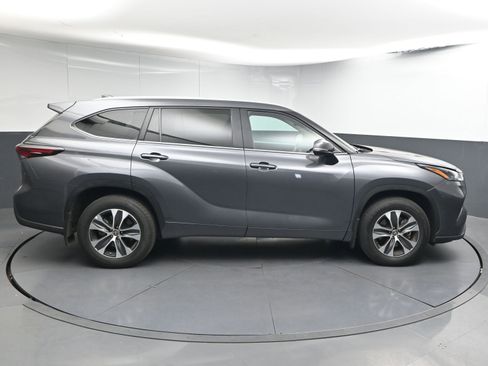 Certified 2024 Toyota Highlander XLE image 9