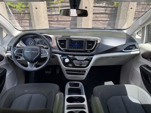 Used 2020 Chrysler Voyager L FWD image 10