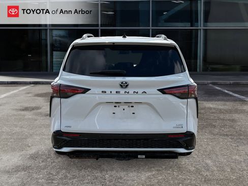 Used 2023 Toyota Sienna XSE w/ XSE Plus Package AWD/4WD image 4