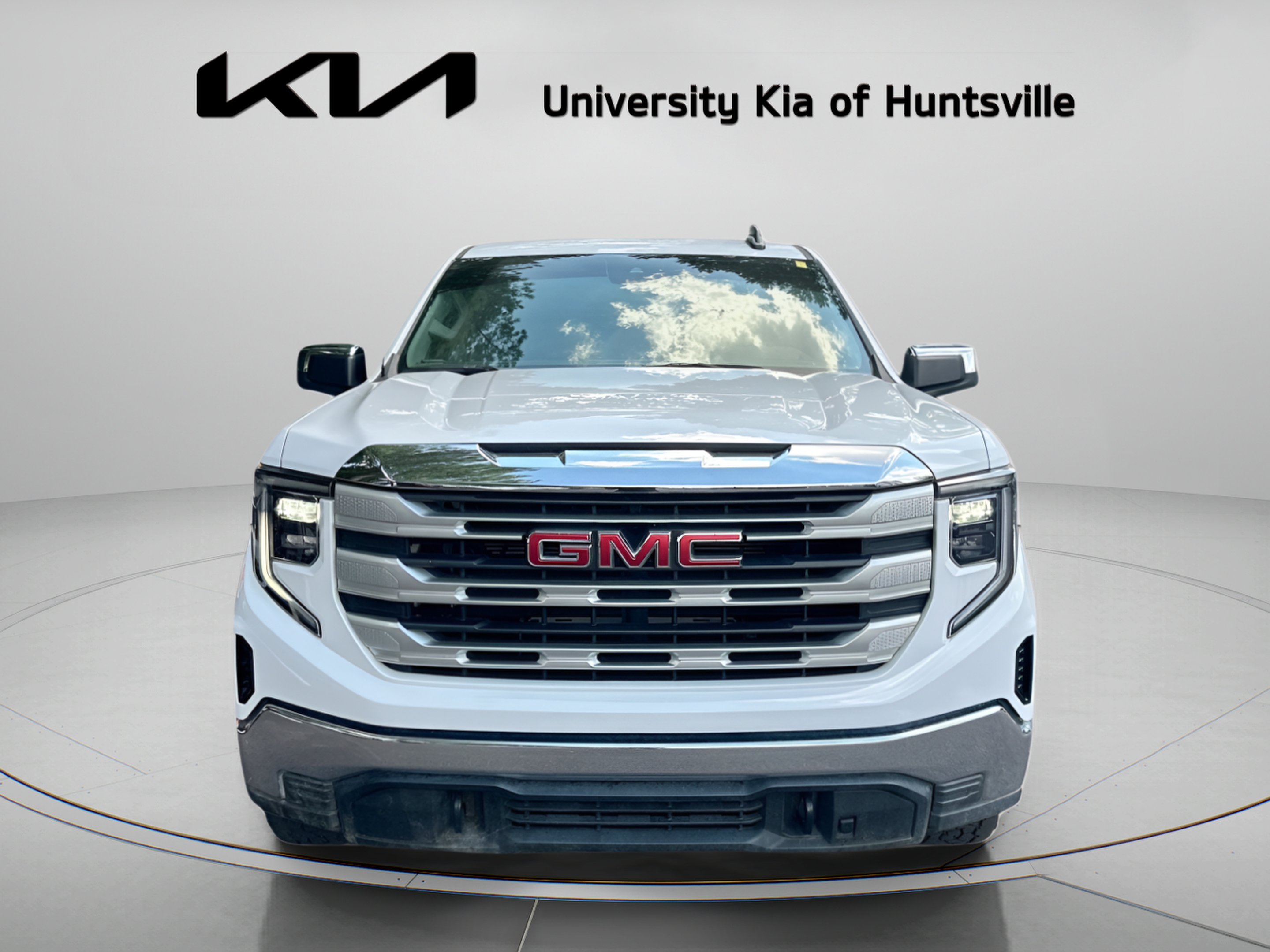 Used 2024 GMC Sierra 1500 SLE w/ Preferred Package AWD/4WD image 3