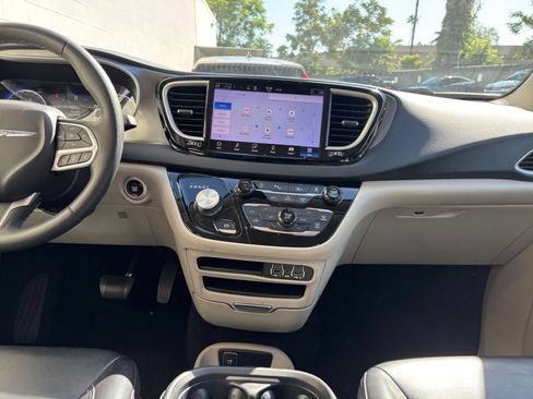 Used 2023 Chrysler Pacifica Touring-L FWD image 20