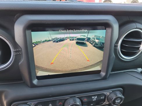 Used 2020 Jeep Wrangler Unlimited Sahara AWD/4WD image 16