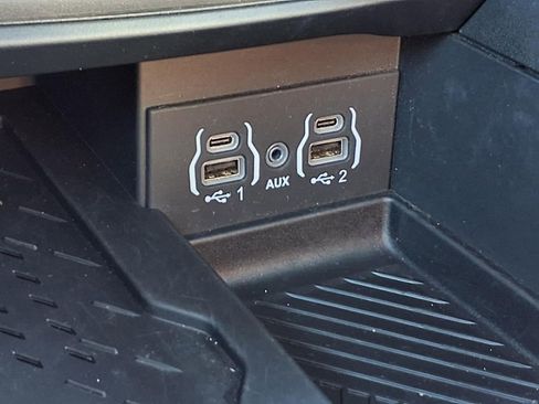 Used 2025 Chrysler Pacifica Limited image 10