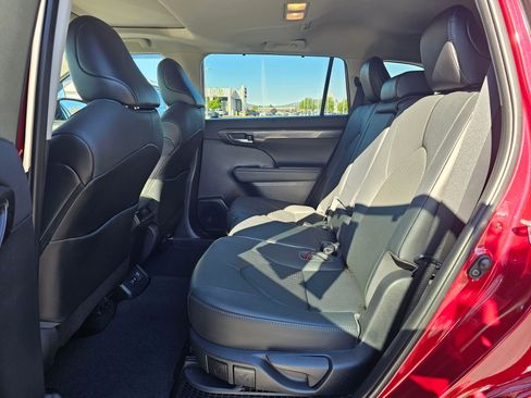 Used 2021 Toyota Highlander Limited image 17