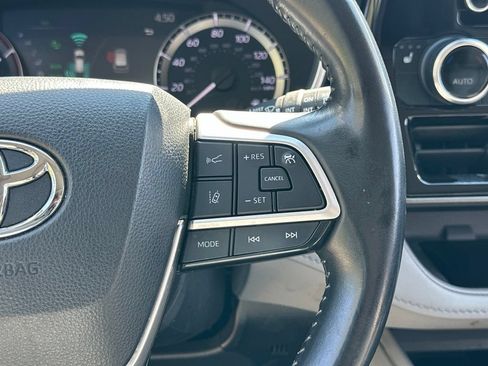 Used 2024 Toyota Highlander XLE FWD image 4