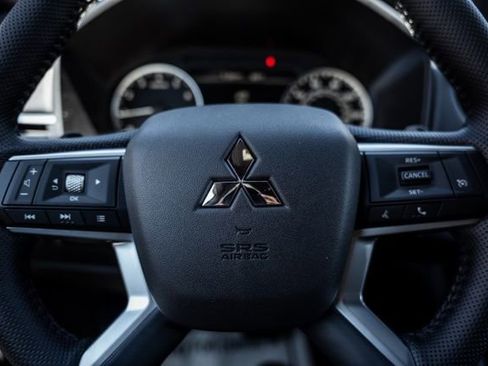 New 2026 Mitsubishi Outlander LE AWD/4WD image 16
