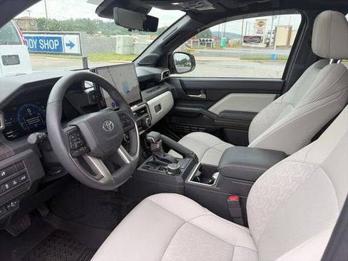 Used 2025 Toyota Tacoma Limited AWD/4WD image 28