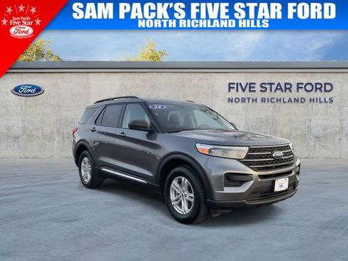 Used 2024 Ford Explorer XLT image 2