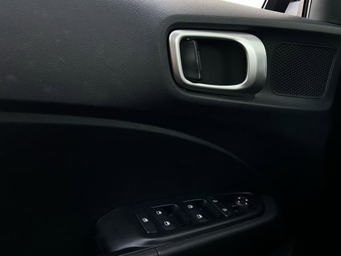 Used 2025 Hyundai Venue SEL image 21