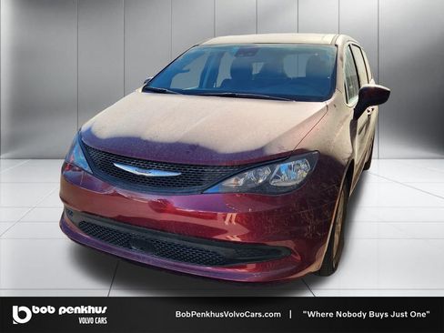 Used 2023 Chrysler Voyager LX image 3