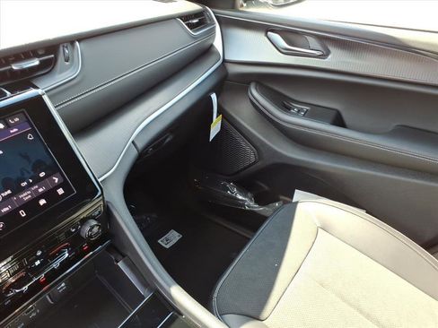 New 2025 Jeep Grand Cherokee Altitude image 16