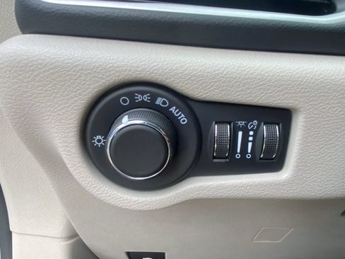 Used 2023 Chrysler Voyager LX FWD image 16