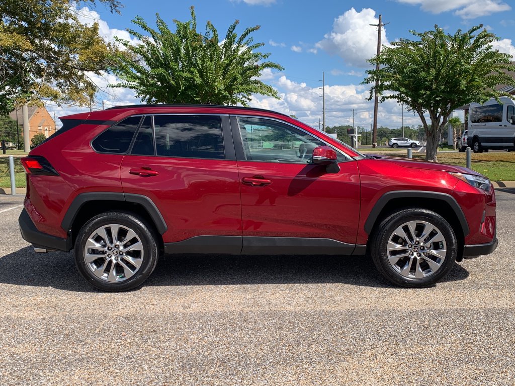 Used 2022 Toyota RAV4 XLE Premium FWD image 2