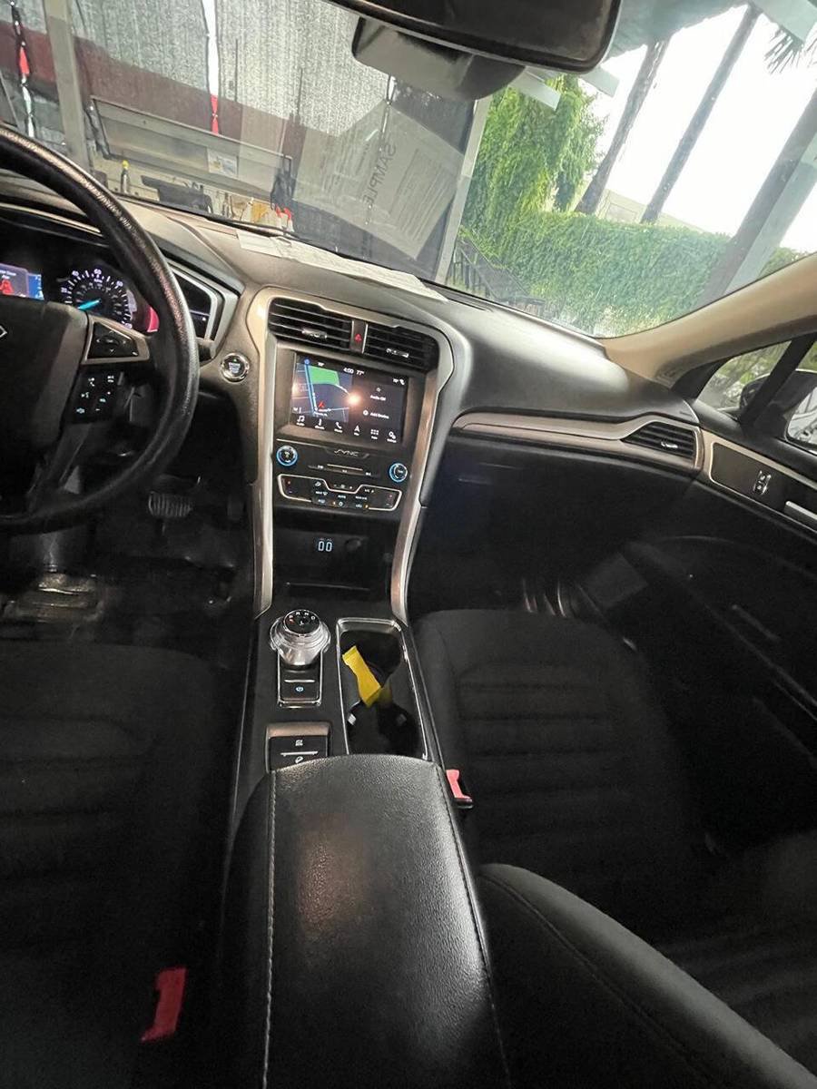 Used 2019 Ford Fusion SE FWD image 2