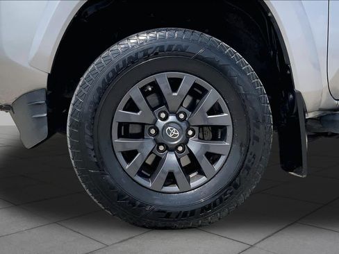 Used 2021 Toyota Tacoma SR5 RWD image 11