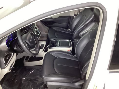 Used 2024 Chrysler Pacifica Touring-L FWD image 29