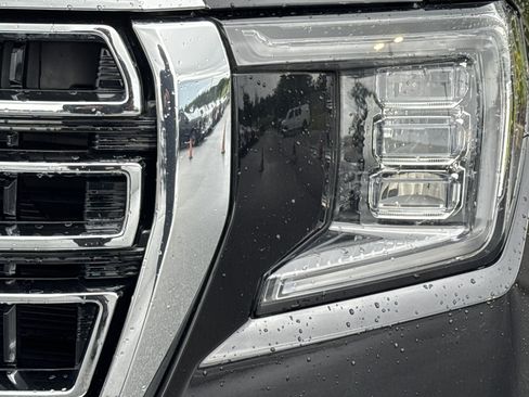 Used 2023 GMC Yukon SLT AWD/4WD image 6