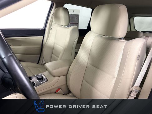 Used 2019 Jeep Grand Cherokee Laredo AWD/4WD image 17