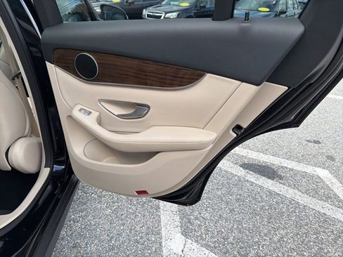 Used 2021 Mercedes-Benz GLC 300 4MATIC image 26