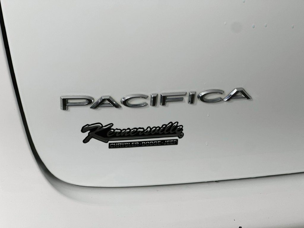 Used 2023 Chrysler Pacifica Touring FWD image 26