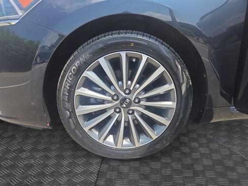 Used 2017 Kia Cadenza Premium w/ Luxury Package FWD image 36