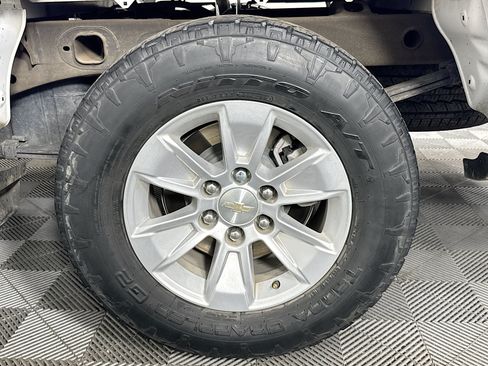 Used 2023 Chevrolet Silverado 1500 LT AWD/4WD image 34