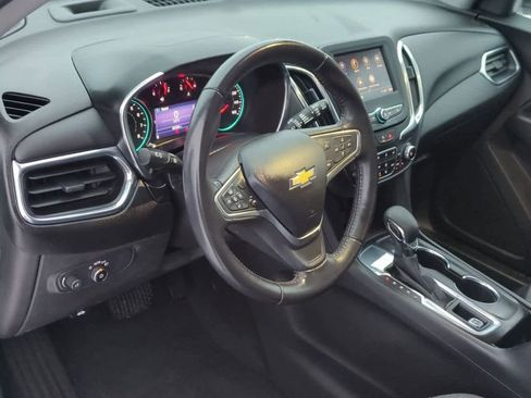 Used 2022 Chevrolet Equinox LT image 2