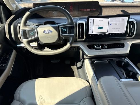 Used 2025 Ford Expedition Active AWD/4WD image 17