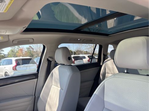 Used 2022 Volkswagen Tiguan SE AWD/4WD image 24