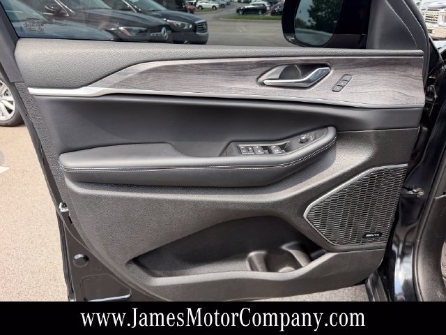 Used 2025 Jeep Grand Cherokee Limited w/ Luxury Tech Group II AWD/4WD image 14