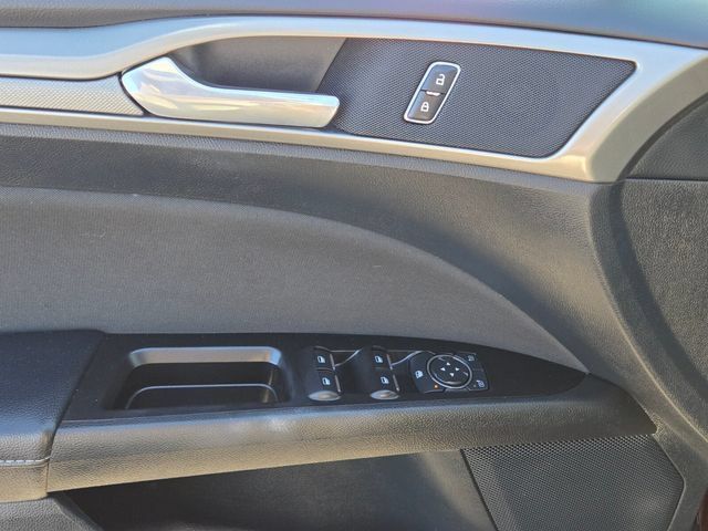 Used 2017 Ford Fusion SE FWD image 16