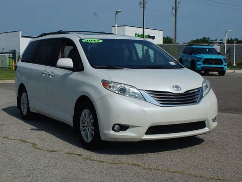 Used 2017 Toyota Sienna XLE Premium FWD image 2