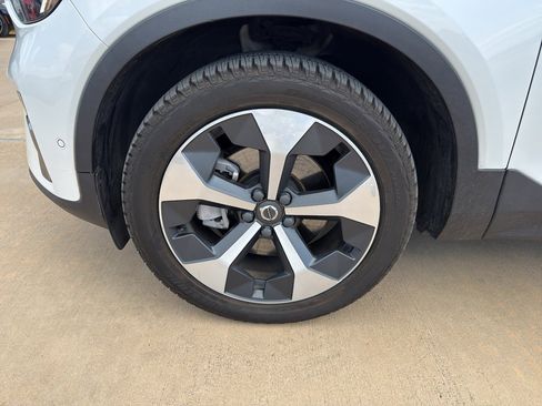 Used 2023 Volvo XC40 B4 Ultimate image 28