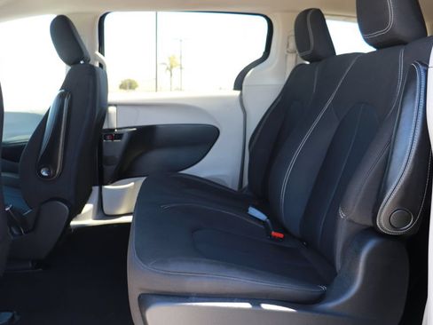 Used 2020 Chrysler Voyager L FWD image 12