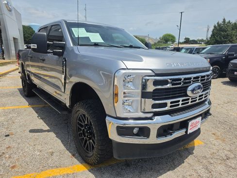 Used 2024 Ford F250 XLT w/ FX4 Off-Road Package AWD/4WD image 3
