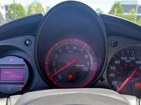 Used 2018 Nissan 370Z NISMO RWD image 18