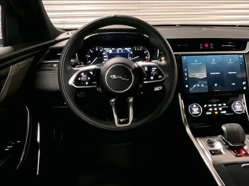 Certified 2022 Jaguar XF R-Dynamic SE AWD/4WD image 4