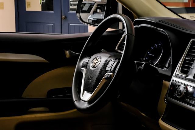 Used 2019 Toyota Highlander XLE FWD image 14