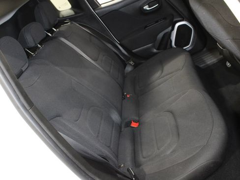 Used 2018 Jeep Renegade Latitude FWD image 22
