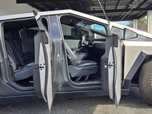 Used 2024 Tesla Cybertruck AWD Crew Cab image 16