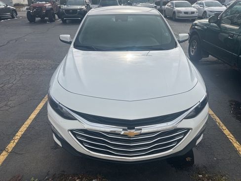 Used 2025 Chevrolet Malibu LT image 2