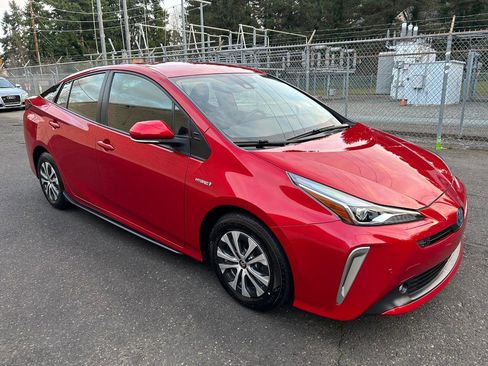 Used 2021 Toyota Prius LE image 5