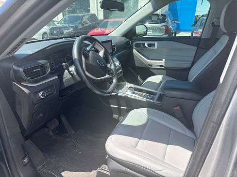 Used 2021 Ford Explorer XLT w/ Equipment Group 202A AWD/4WD image 6