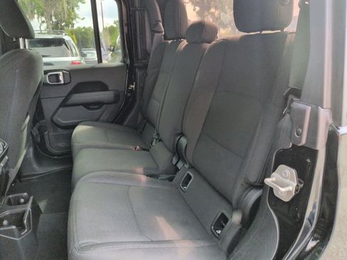 Used 2023 Jeep Gladiator Overland AWD/4WD image 18