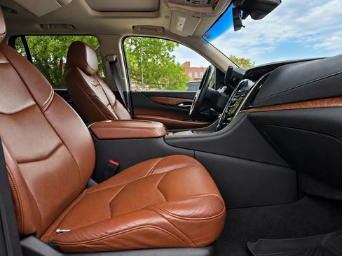 Used 2019 Cadillac Escalade Luxury AWD/4WD image 22