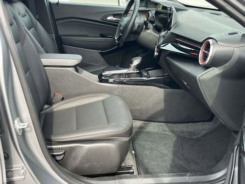 Used 2025 Chevrolet Trax RS FWD image 22