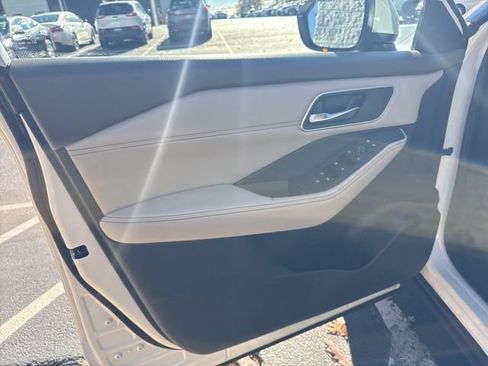 Used 2021 Nissan Rogue SV w/ Premium Package image 12