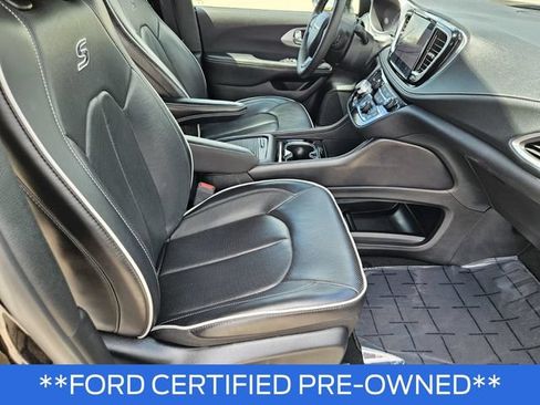 Used 2025 Chrysler Pacifica Limited FWD image 11