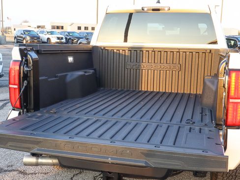 Used 2025 Toyota Tacoma TRD Off-Road image 14