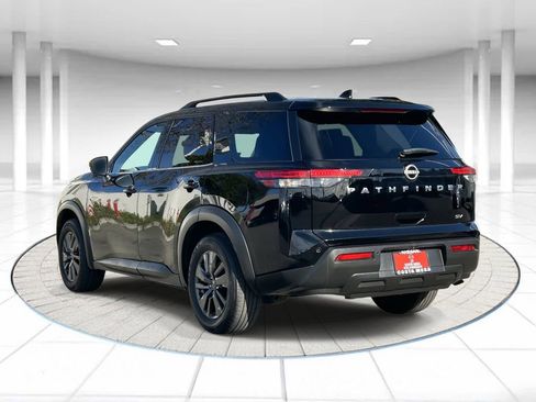 Used 2022 Nissan Pathfinder SV image 2